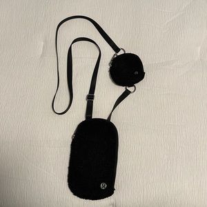 Lululemon fleece modular phone cross body bag